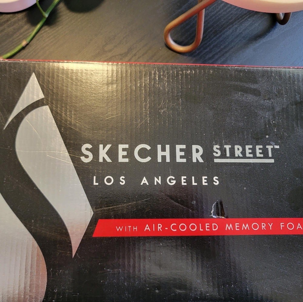 Like New Women's Skechers Street Uno Stand On Air White Sneakers - 9.5 Wide - Picture 13 of 14
